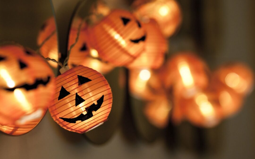 Genius Ways to Decorate Your Kansas City Deck for Halloween and Fall Parties